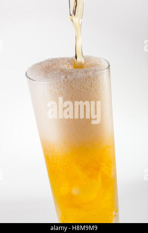 Erfrischende Pilsner Gießen Bier in ein Glas Stockfoto