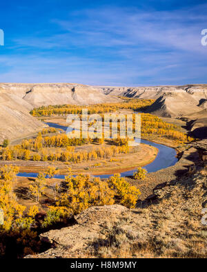 Farben des Herbstes und Klippen entlang der Marias River Valley in der Nähe von Loma, montana