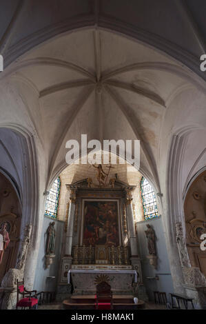 Altar und gotische Gewölbe der Kirche Église Saint-Étienne d &#39; Ars En Ré, Ile de Ré, Vandee, Frankreich Stockfoto