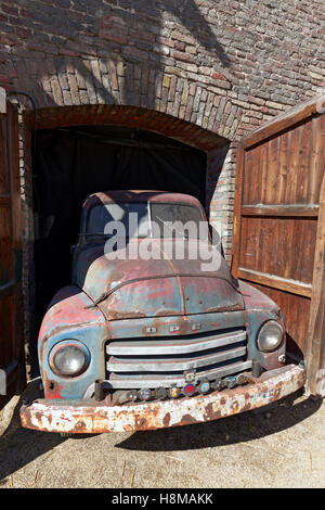 Verrosteten Oldtimer Opel Blitz 1960, Eröffnung einer Garage, Niederrhein, Nordrhein-Westfalen, Deutschland Stockfoto