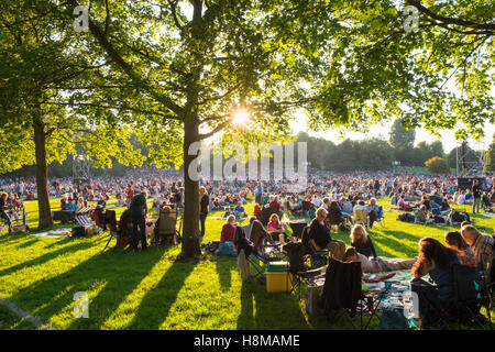 Besucher beim Classic Open Air beim Picknick im Park, Luitpoldhain, Nürnberg, Mittelfranken, Franken, Bayern, Deutschland Stockfoto