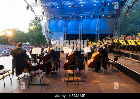 Nürnberger Symphoniker, Open-Air-Bühne, Klassik open Air beim Picknick im Park, Luitpoldhain, Nürnberg Stockfoto