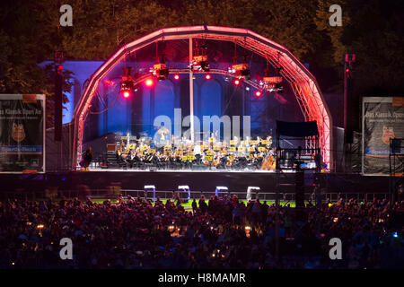 Die Nürnberger Symphoniker spielt bei den Classic Open Air-Konzert beim Picknick im Park, Park Luitpoldhain, Nürnberg Stockfoto