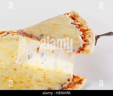 Heben ein Pizzastück mit geschmolzenen Mozzarrella Käse tropft. Stockfoto