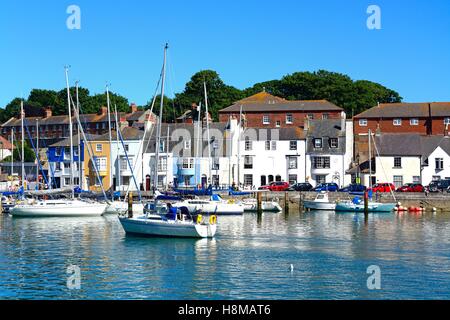 Yachten und Fischerboote im Hafen mit Kai Gebäude nach hinten, Weymouth, Dorset, England, Vereinigtes Königreich, West-Europa. Stockfoto