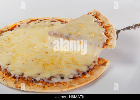 Heben ein Pizzastück mit geschmolzenen Mozzarrella Käse tropft. Stockfoto