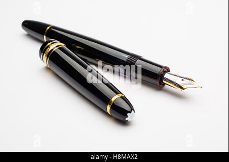 Ein Montblanc Füllfederhalter mit weißem Hintergrund fotografiert Stockfoto