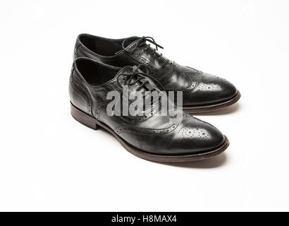 Schwarze Lederschuhe Brogue mit weißem Hintergrund fotografiert Stockfoto