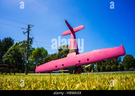 Eine alte Leichtflugzeug-Skulptur an einer remote Service-Station in Australien Stockfoto