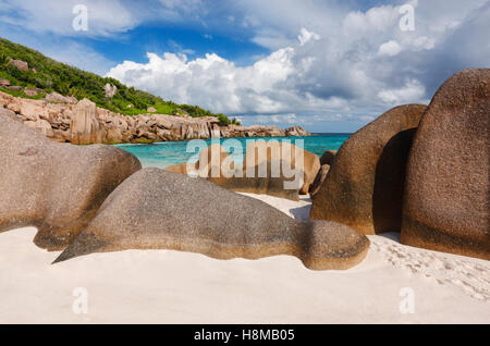 Granitfelsen am Strand der Seychellen, La Digue Stockfoto