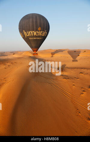 Dubai-Wüste mit Heißluftballon überfliegen Stockfoto