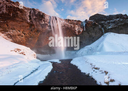 Seljalandsfoss (66 m) im Winter, einer der bekanntesten Wasserfälle in Island Stockfoto