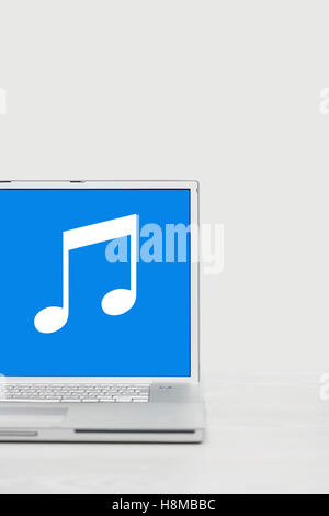 Laptop streamen von Musik Stockfoto