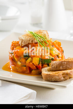 Spanische Pisto Gericht, mit gegrillten Tomaten, Zwiebeln, Auberginen, Zucchini Stockfoto