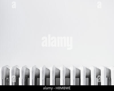 Nahaufnahme des Heizkörpers gegen weiße Wand Stockfoto