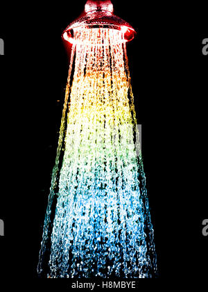Wasser läuft aus Duschkopf Stockfoto