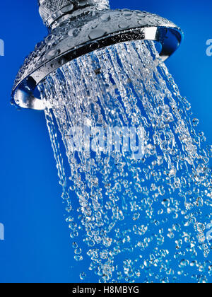 Nahaufnahme des Wassers, das aus Chrom Duschkopf Stockfoto