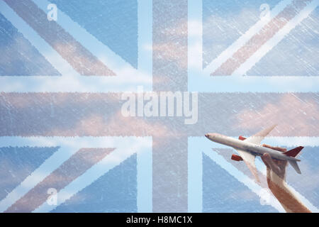 Spielzeug Flugzeug fliegen vor Union Jack-Flagge Stockfoto