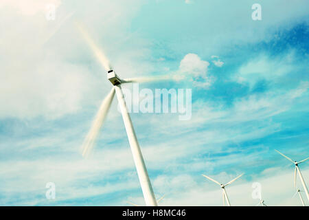 Windturbine gegen Himmel mit Wolken und Sonne Stockfoto