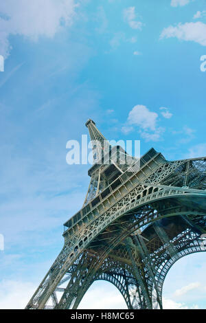 Low Angle Blick auf Eiffelturm Stockfoto