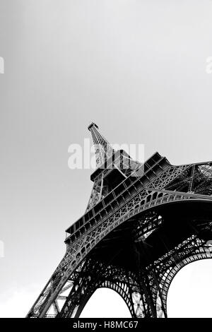 Low Angle Blick auf Eiffelturm in schwarz / weiß Stockfoto