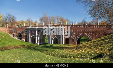 Große Brücke im Park Zarizyno. Moskau. Russland Stockfoto