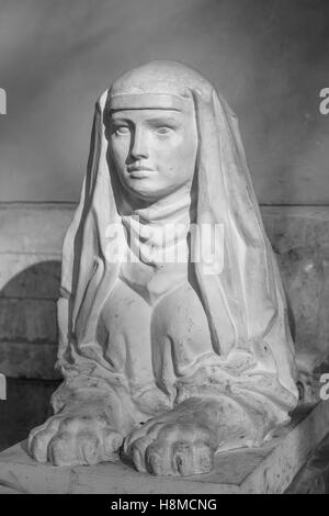 Sphinx mit menschlichem Antlitz im park Stockfoto