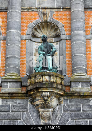 Statue an der Fassade des West Norwegen Museum für angewandte Kunst Stockfoto