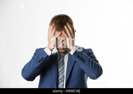 deprimiert Geschäftsmann mit seinem Kopf in den Händen halten Stockfoto