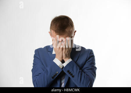 deprimiert Geschäftsmann mit seinem Kopf in den Händen halten Stockfoto