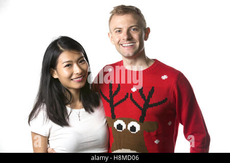 Porträt von glücklich Multi ethnischen paar tragen Weihnachten Jumper im studio Stockfoto