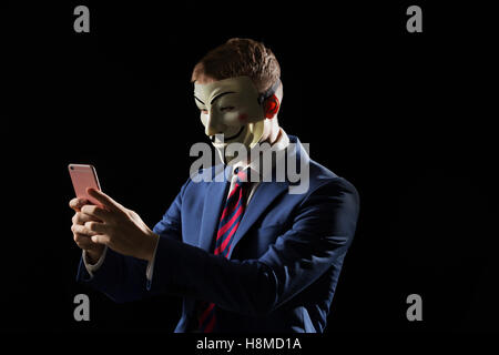 Business-Mann unter der Maske Verkleidung wird anonym und suggeriert wird, dass er ein Hacker oder ein Anarchist ist Stockfoto