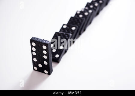 Domino - Reihe der schwarze Domino auf weiß Stockfoto