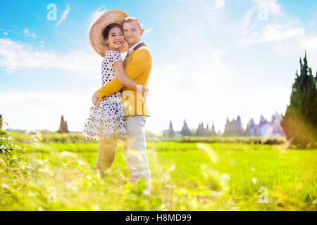 Seite Ansicht Porträt des romantischen Paares umarmen auf Feld Stockfoto