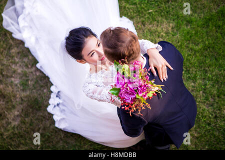 Vogelperspektive Blick auf romantische Hochzeitspaar auf Wiese Stockfoto