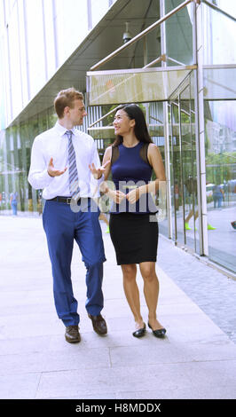 Multi-ethnischen Business-Team diskutieren die neuesten Projekt außerhalb Stockfoto