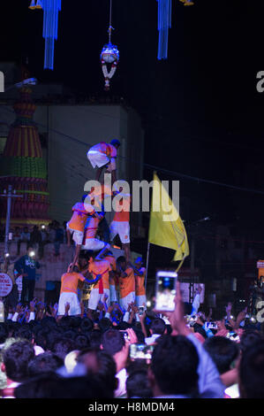 Menschliche Pyramide brechen dahi Handi auf janmashtami Festival, Pune Stockfoto