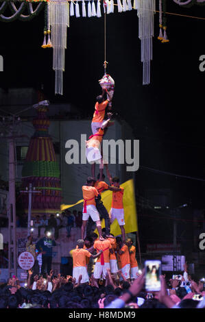 Menschliche Pyramide brechen dahi Handi auf janmashtami Festival, Pune Stockfoto