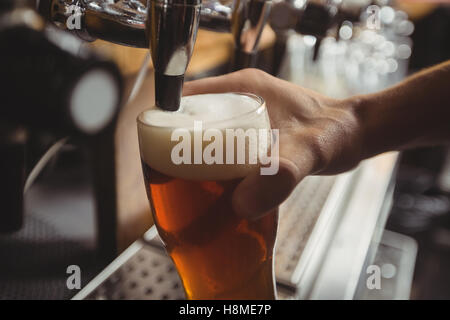 Nahaufnahme der bar Bier zarte Füllung aus bar-Pumpe Stockfoto