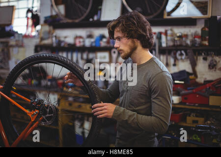 Mechaniker, die Prüfung ein Fahrrad-Rad Stockfoto