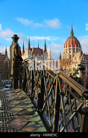 Statue von Imre Nagy, Blick auf das Gebäude des Parlaments in Budapest, Ungarn Stockfoto