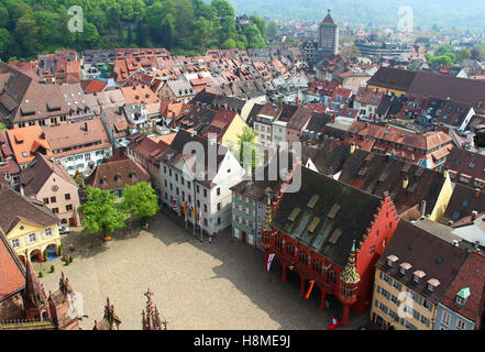 Vogelperspektive auf Münsterplatz und alte Stadt von Freiburg Im Breisgau, Baden-Württemberg, Deutschland Stockfoto