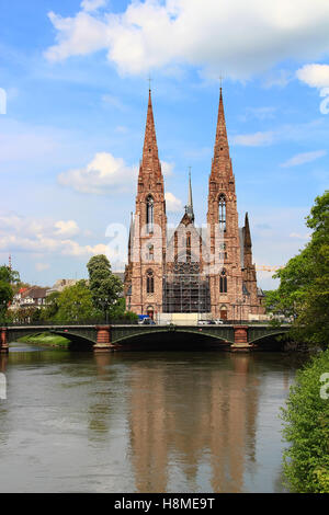 St. Pauls Kirche (Eglise Saint-Paul de Strasbourg) und Fluss Ill in Straßburg, Frankreich Stockfoto