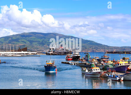 Angelboote/Fischerboote und Schiffe in den Hafen von Ponta Delgada auf der Insel Sao Miguel, Azoren Stockfoto