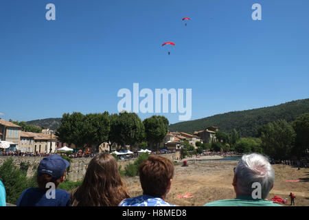 Französische Armee Fallschirm Display Team landet auf trockenes Flussbett in ländlichen Dorf in Süd-West Frankreich Stockfoto