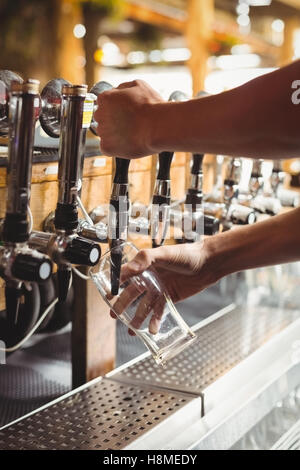 Nahaufnahme der bar Bier zarte Füllung aus bar-Pumpe Stockfoto