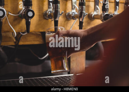 Nahaufnahme der bar Bier zarte Füllung aus bar-Pumpe Stockfoto