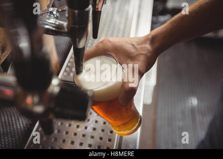 Nahaufnahme der bar Bier zarte Füllung aus bar-Pumpe Stockfoto