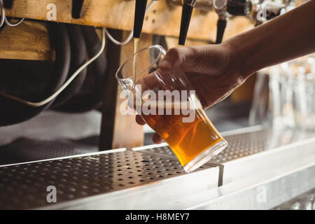 Nahaufnahme der bar Bier zarte Füllung aus bar-Pumpe Stockfoto