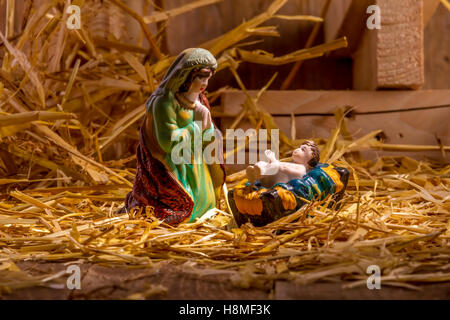 Weihnachten-Krippe mit Figuren wie Jesus und Maria. Konzentrieren Sie sich auf Maria! Stockfoto